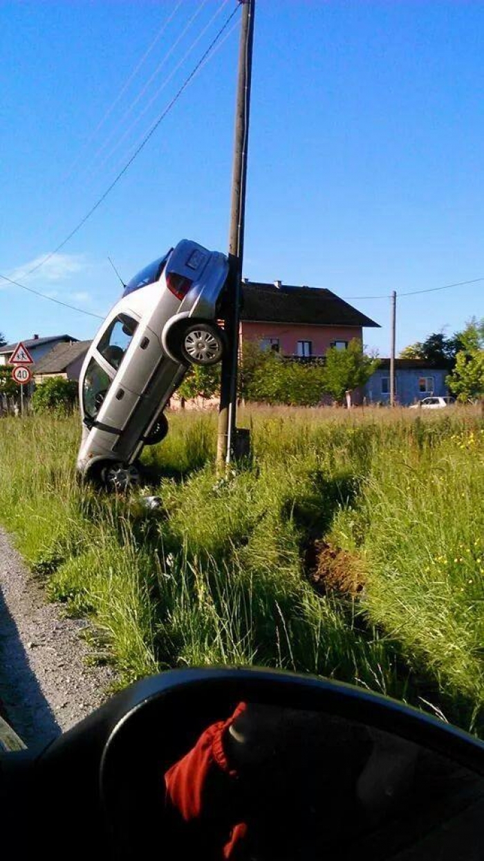 Astra u nemogućoj pozi 