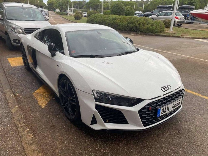 R8 V10 