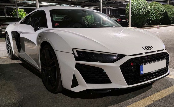 R8 V10