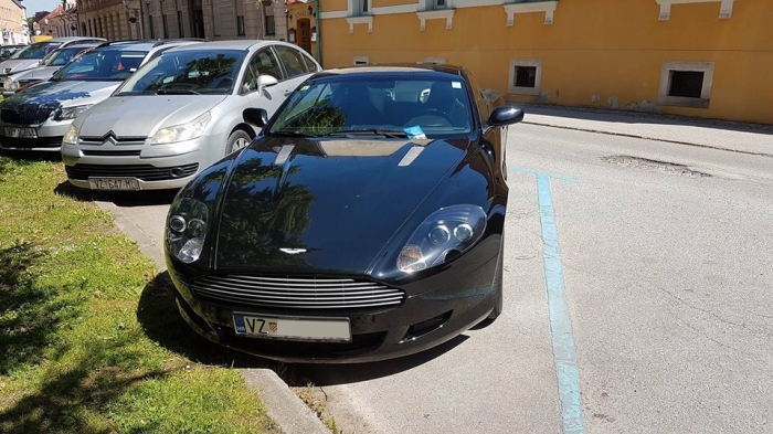DB9