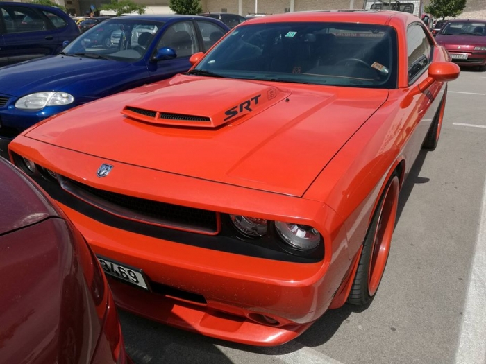 Challenger SRT8