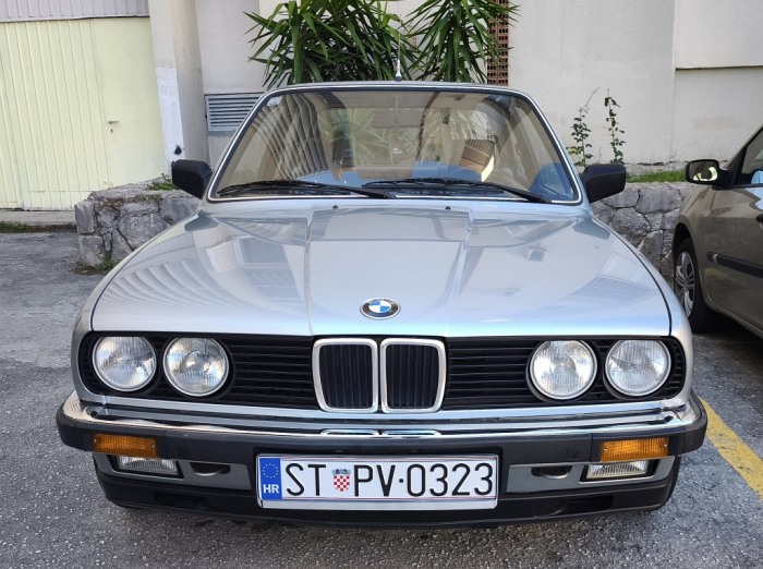323i