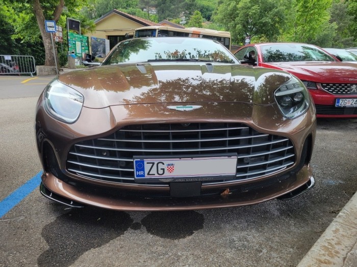 DB12 Volante